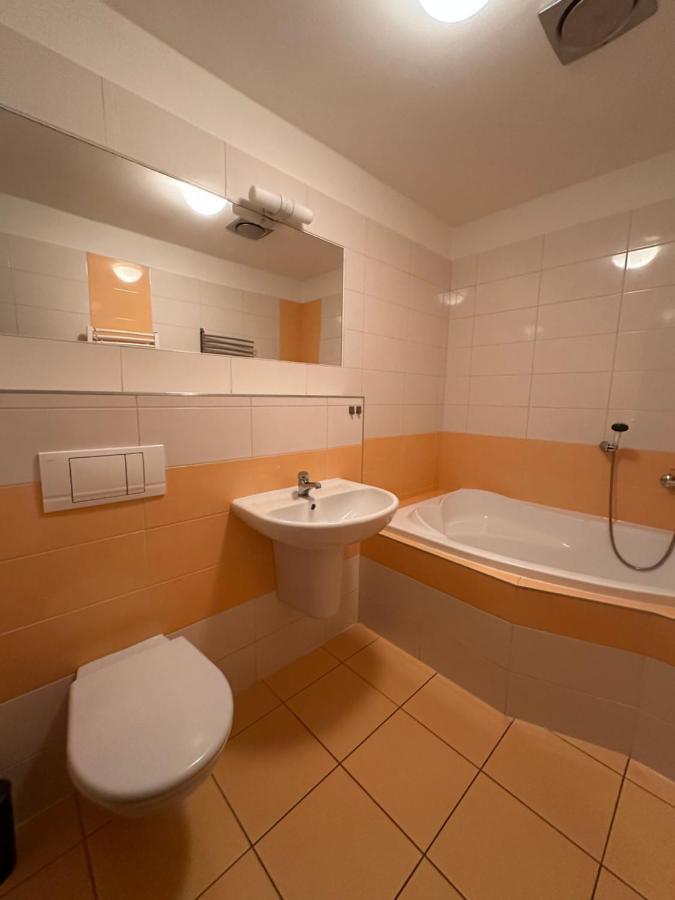 Apartman Ab Kryte Parkovani Zdarma Чешка Будьовица Екстериор снимка