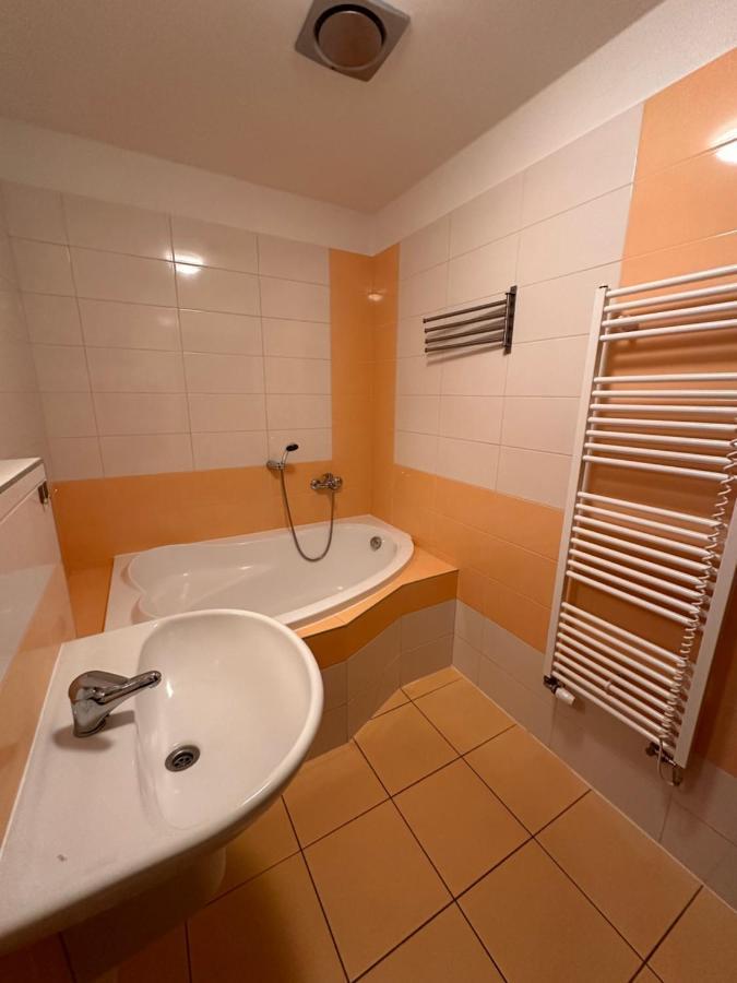 Apartman Ab Kryte Parkovani Zdarma Чешка Будьовица Екстериор снимка